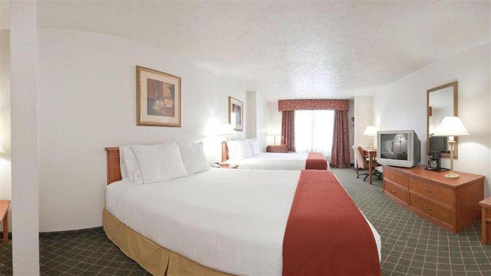 Express & West By Ihg Hotel