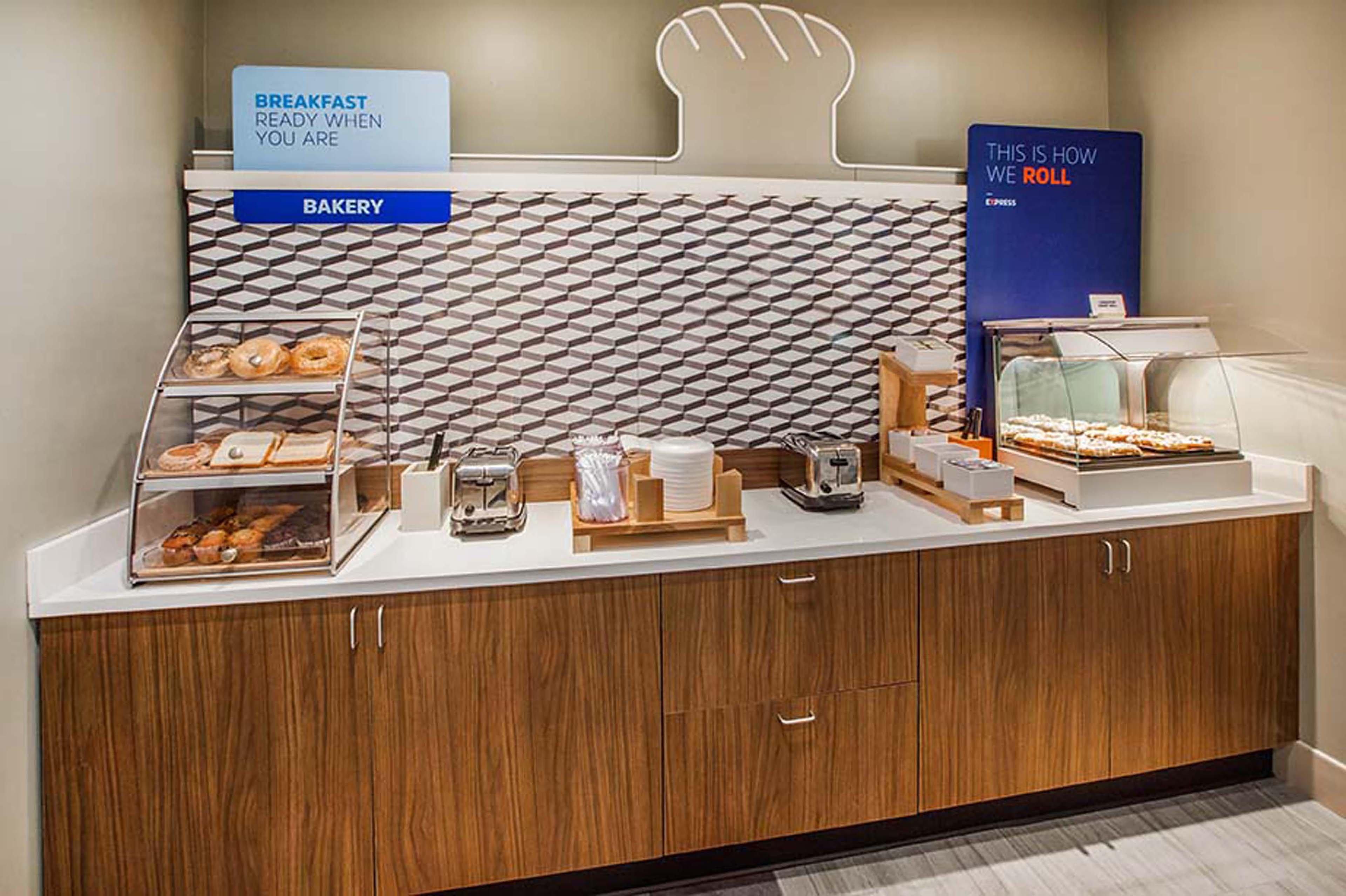 Express & West By Ihg Omaha