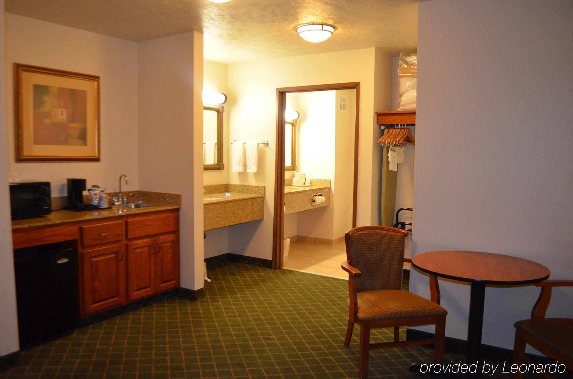 Express & West By Ihg Hotel