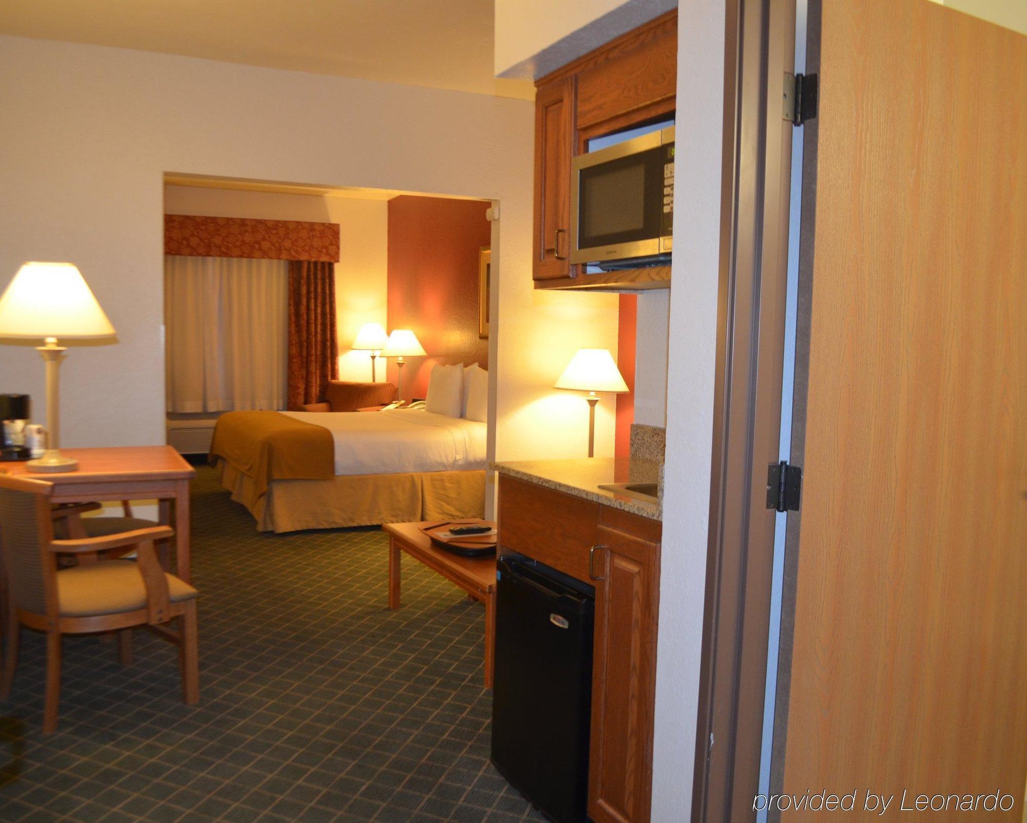 Express & West By Ihg Hotel Omaha