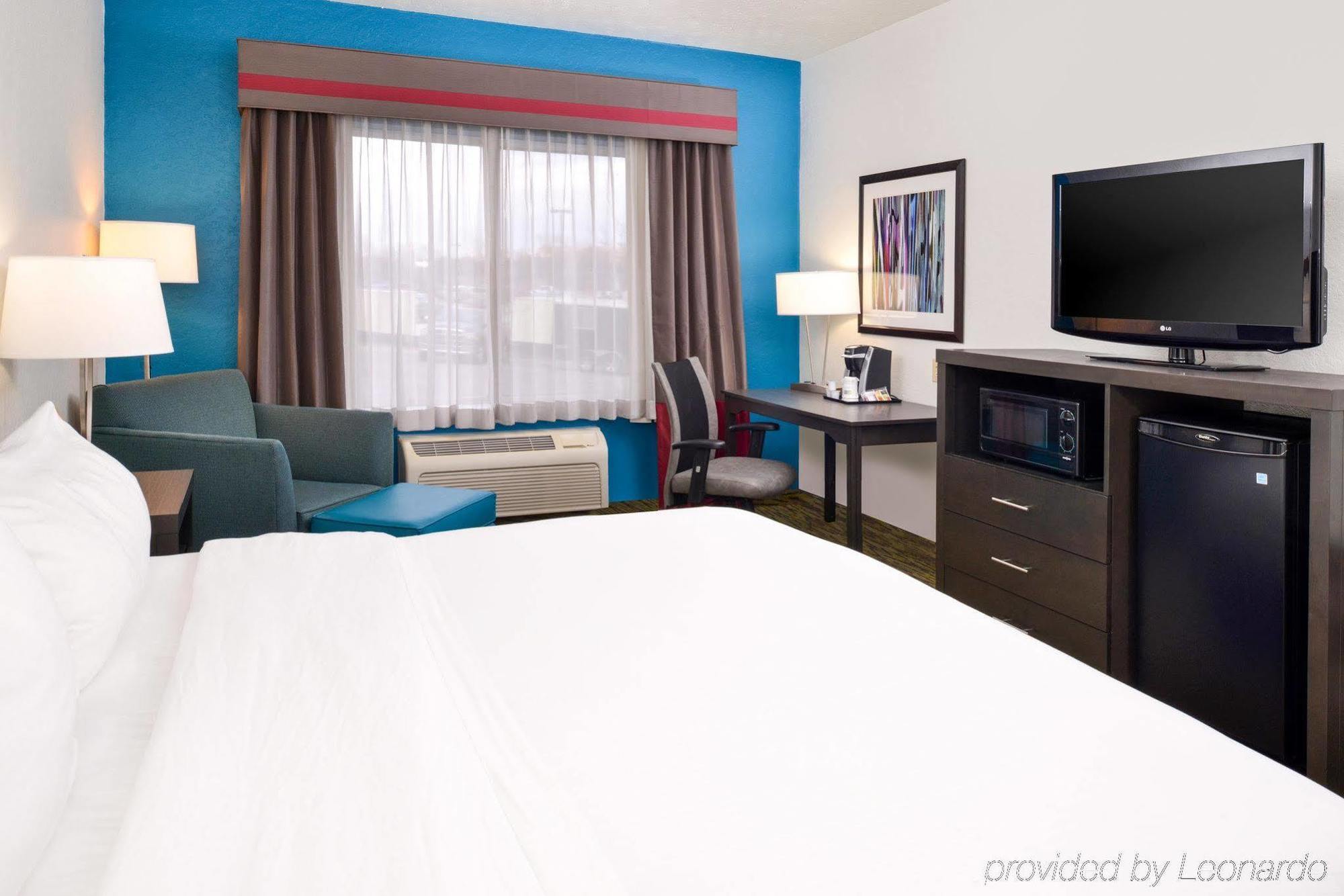 Express & West By Ihg Hotel